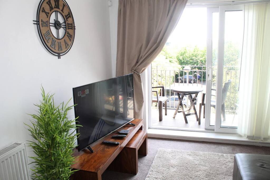 Lovely 2 Bedroom Flat With Balcony Near Centre Apartment Manchester