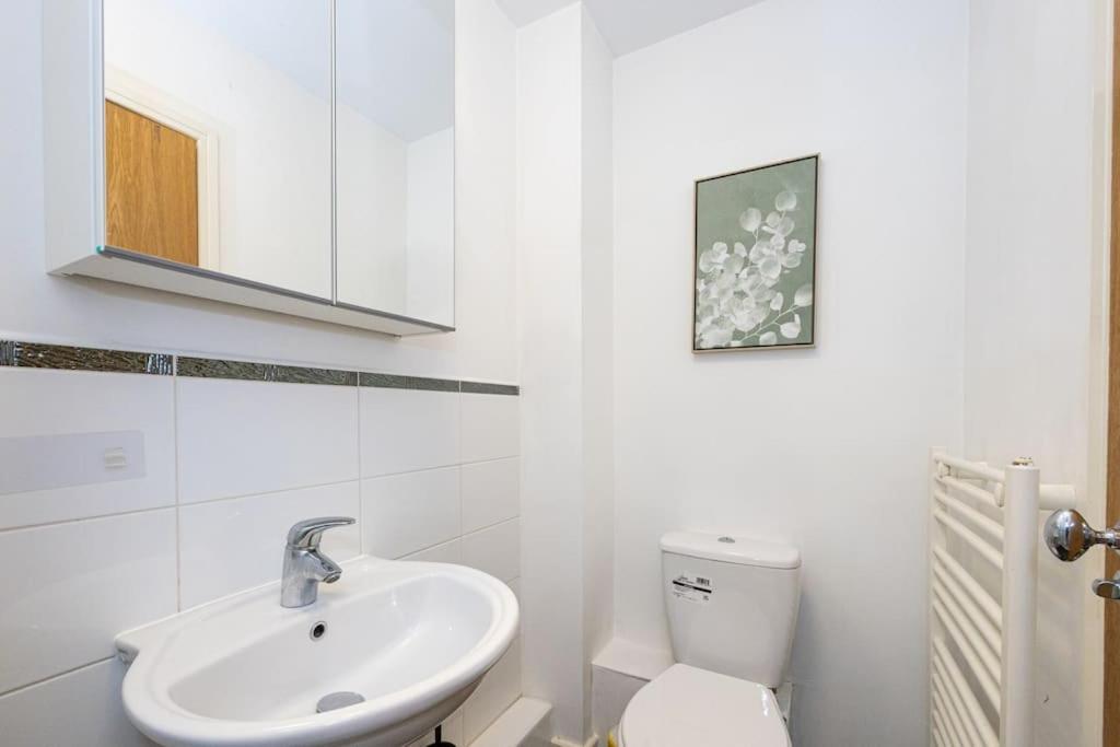 Lovely 2 Bedroom Flat With Balcony Near Centre * Manchester